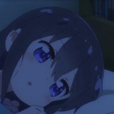 女表演者艺术展上半裸倒挂当钟锤